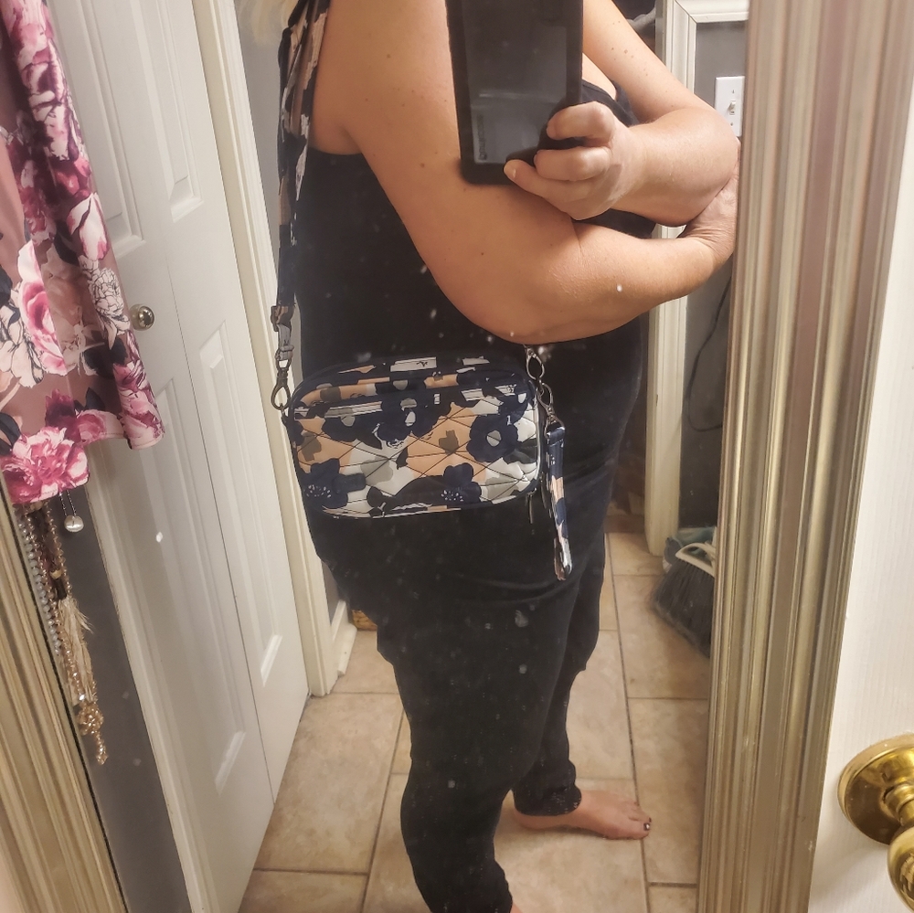 Lug crossbody